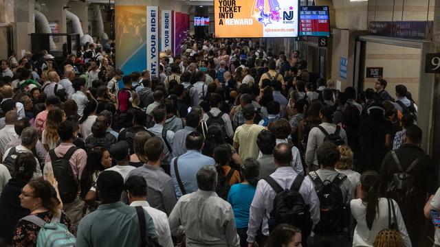 NJ Transit And Amtrak Leave NYC Commuters With 90-Minute Delays 